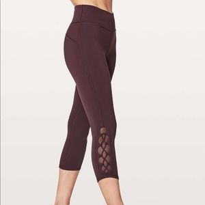Lululemon TIED TO IT 7/8 Tight BLCK CHERRY Sz 6